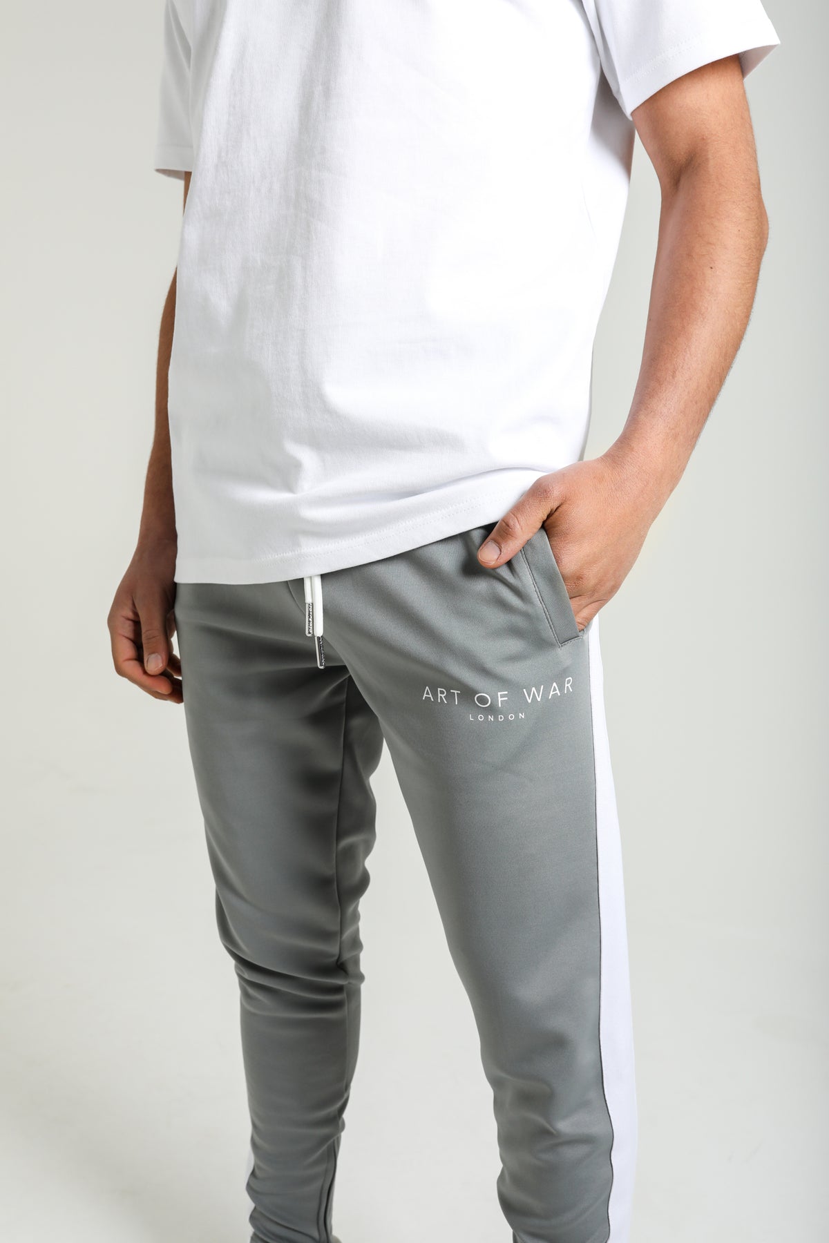 Pantalones chándal gris con blancas -